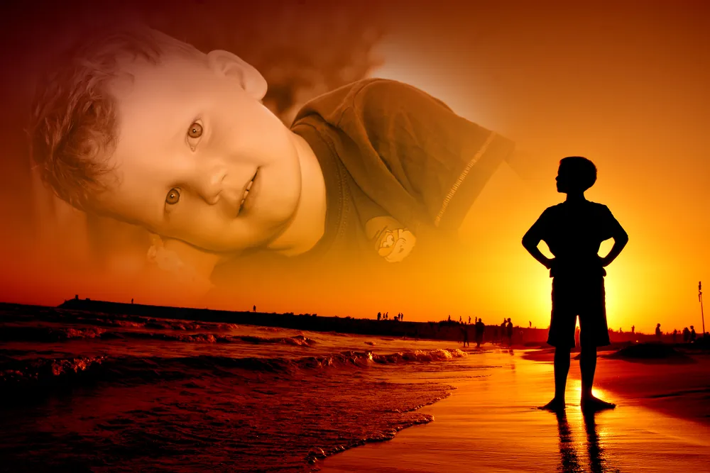 Montage: Junge im Traum über Silhouette im Sonnenuntergang