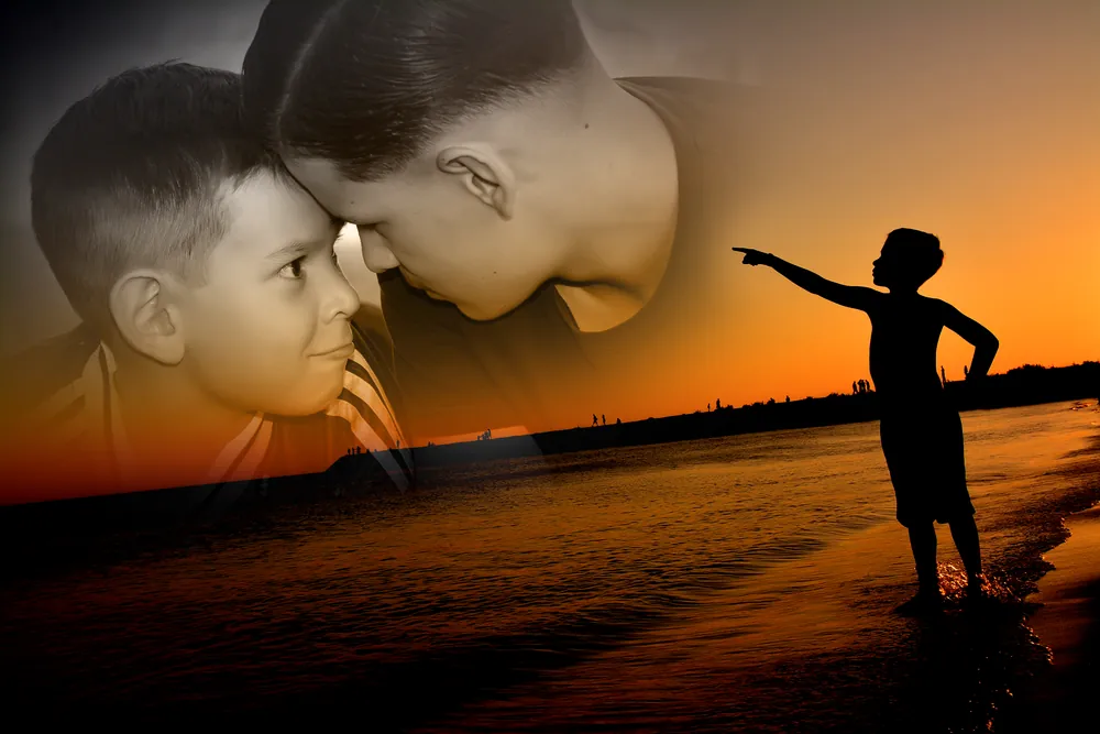 Montage: Vater und Sohn über Silhouette am Abendmeer