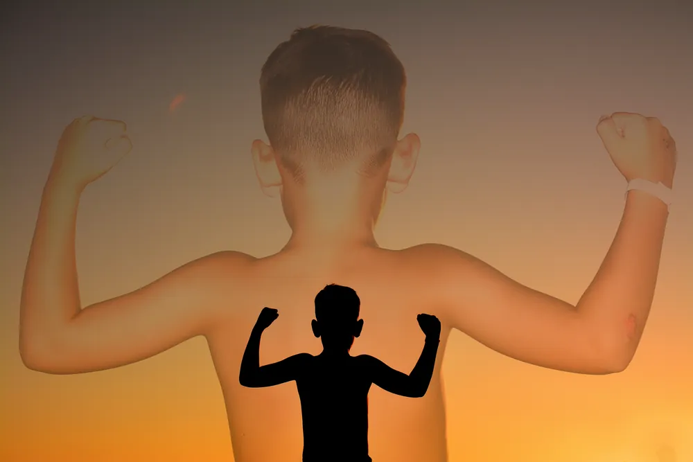 Montage: Junge über eigener Silhouette in Muskel-Pose