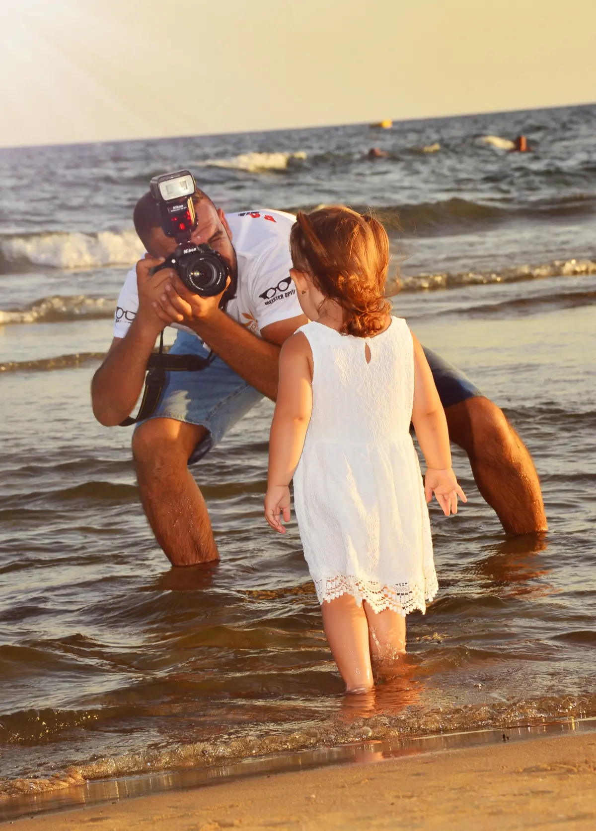 Fotograf von Polat Photography beim Strand-Shooting mit einem Kind