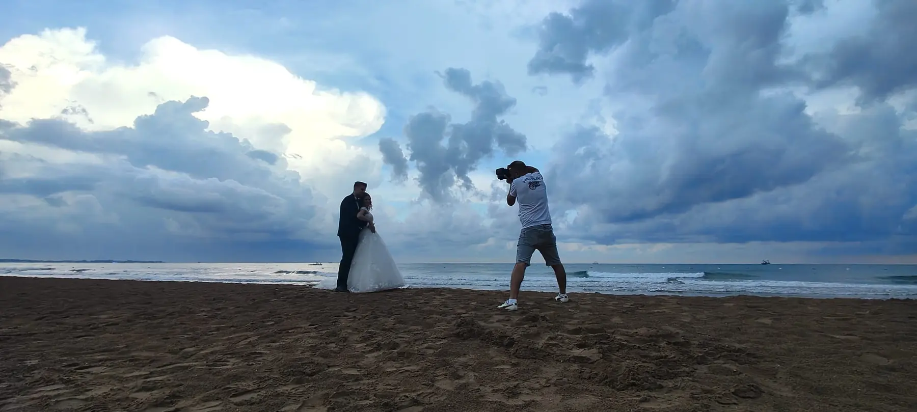 Brautpaar-Shooting bei Sonnenuntergang am Strand
