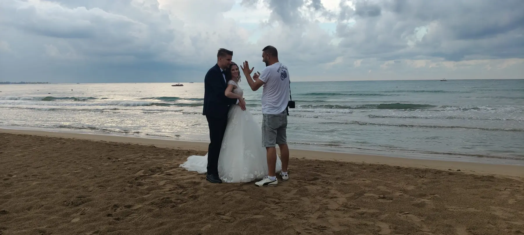 Brautpaar am Strand der türkischen Riviera