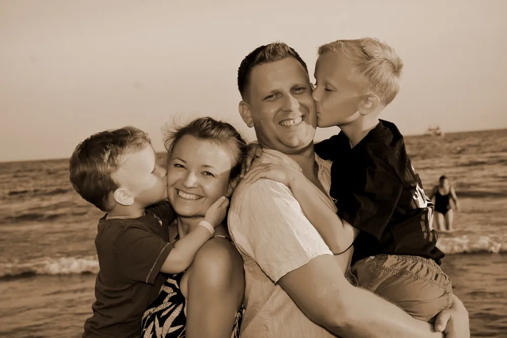Familienporträt am Meer in warmem Sepiaton