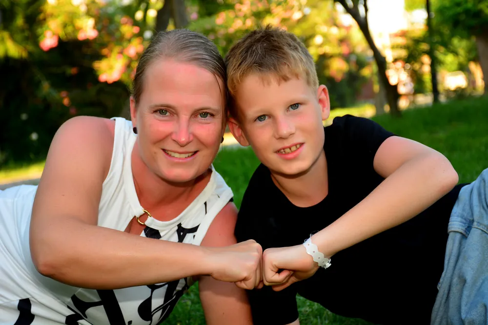 Mutter und Sohn Wange an Wange, innige Nahaufnahme