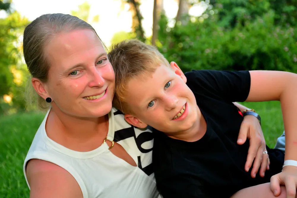 Mutter und Sohn Kopf an Kopf, herzliche Nahaufnahme