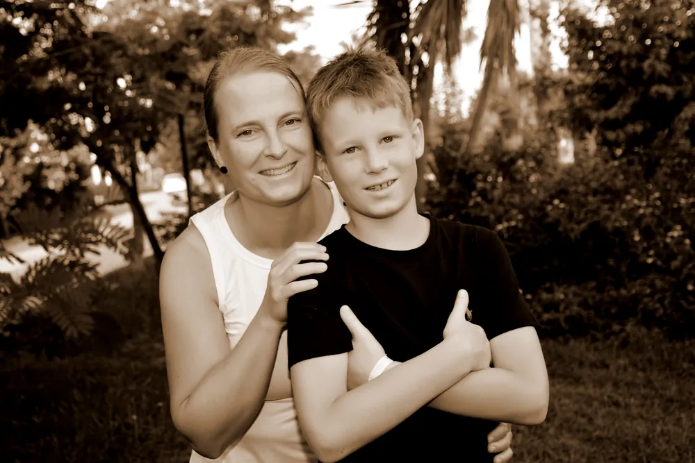 Mutter und Sohn in warmem Sepiaton