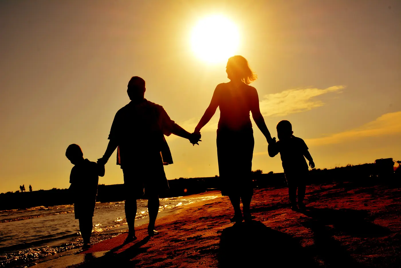 Familie als Silhouette im Sonnenuntergang am Strand der türkischen Riviera