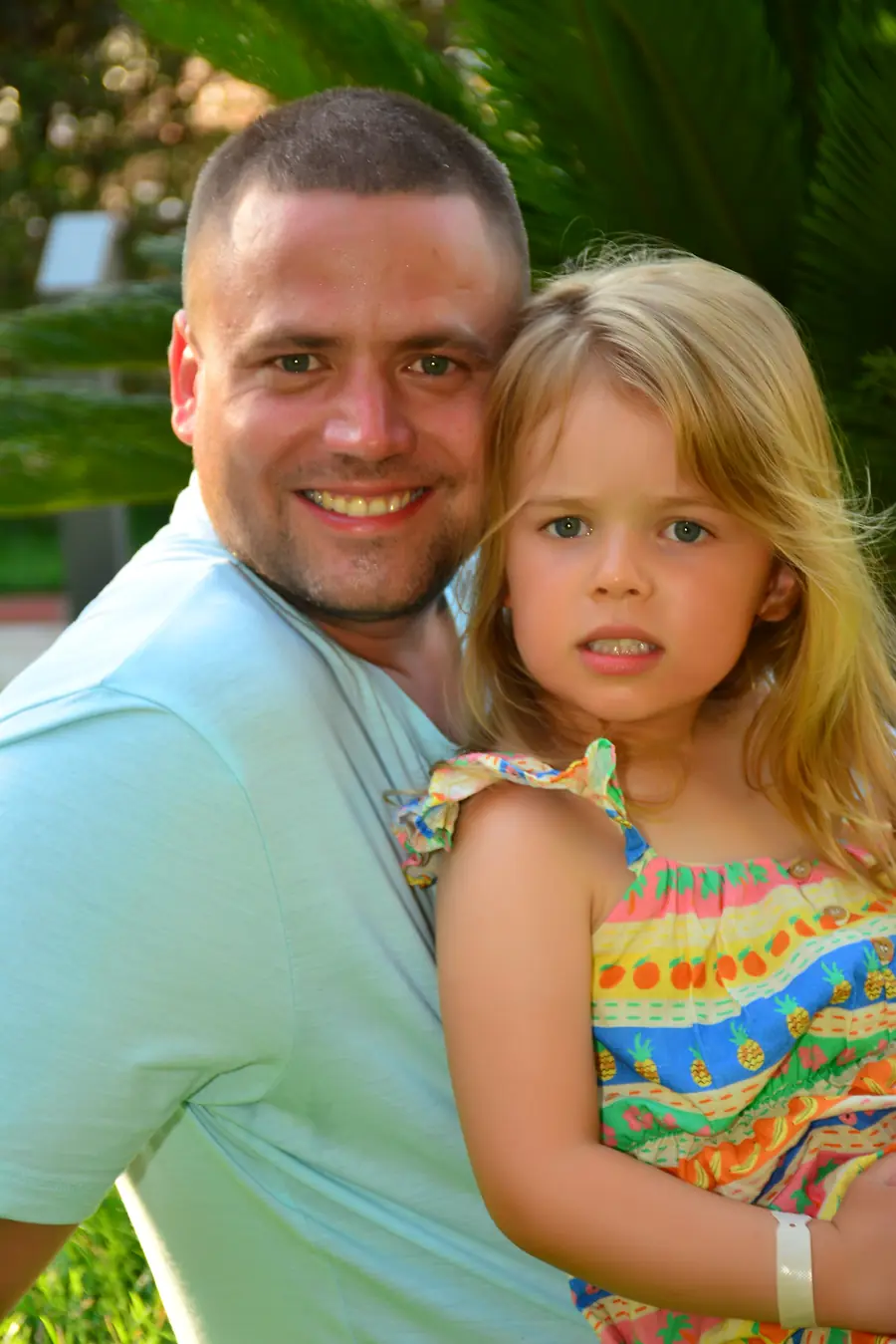 Vater und Tochter Wange an Wange im Park