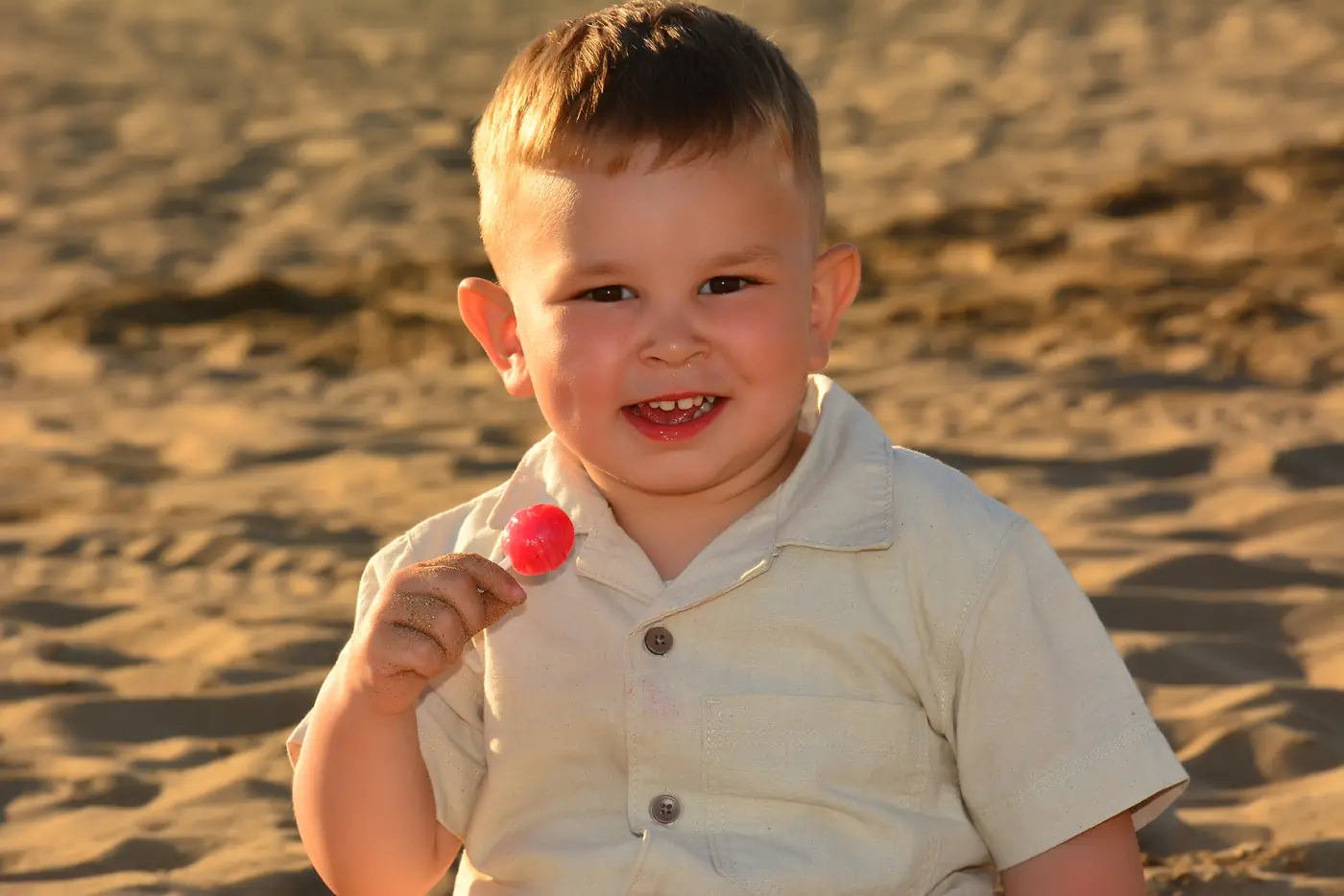 Junge mit Eis am Strand