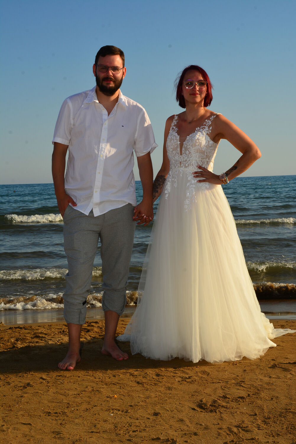 Brautpaar Hand in Hand am Strand