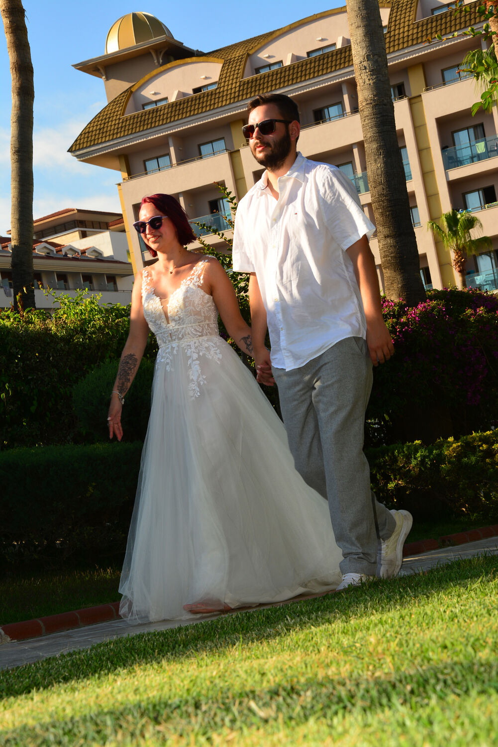 Brautpaar im Garten des Resorts