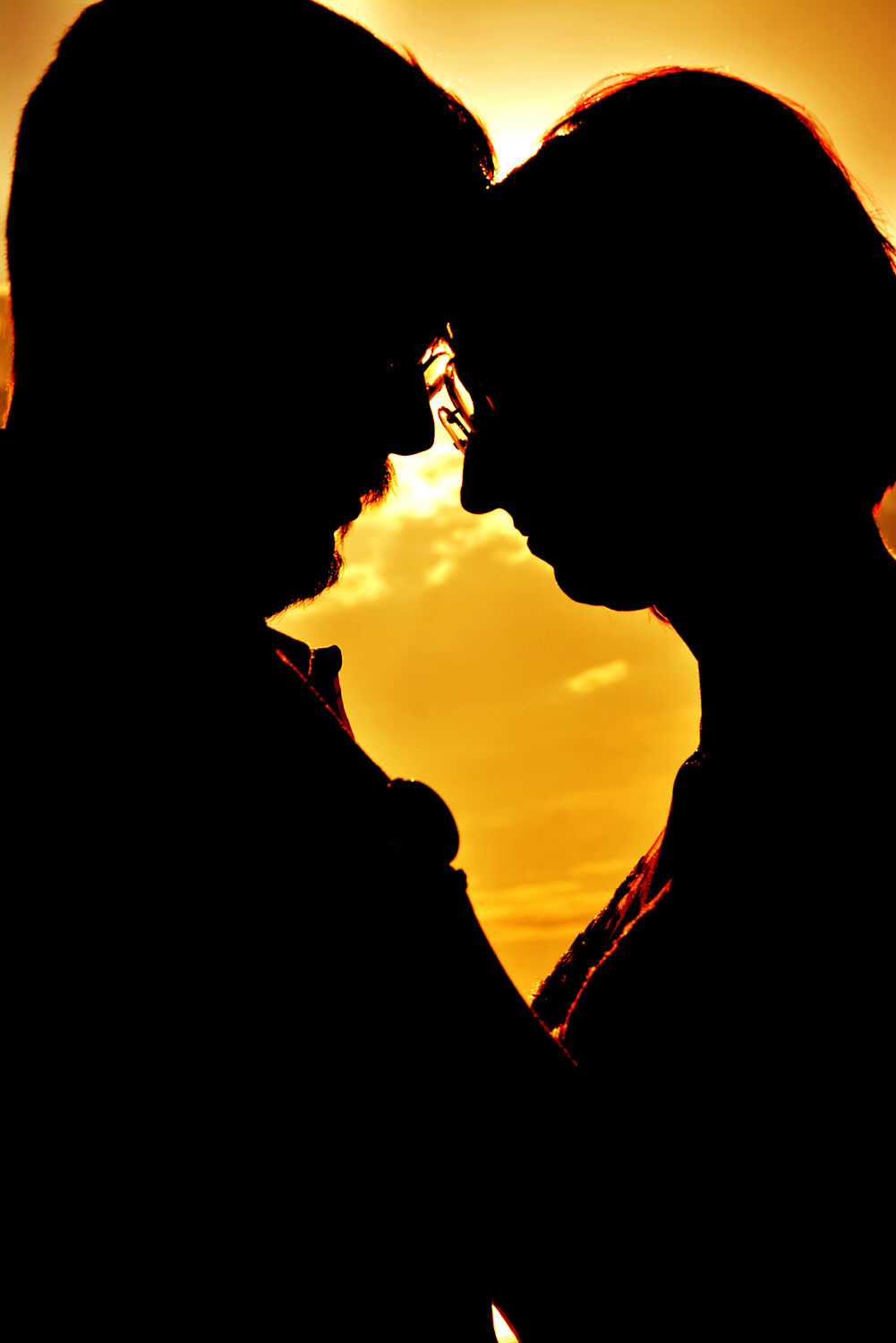 Paar als Herz-Silhouette im Sonnenuntergang