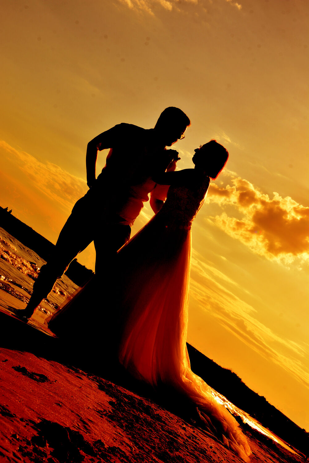 Menschen gemeinsam im Sonnenuntergang am Strand der türkischen Riviera