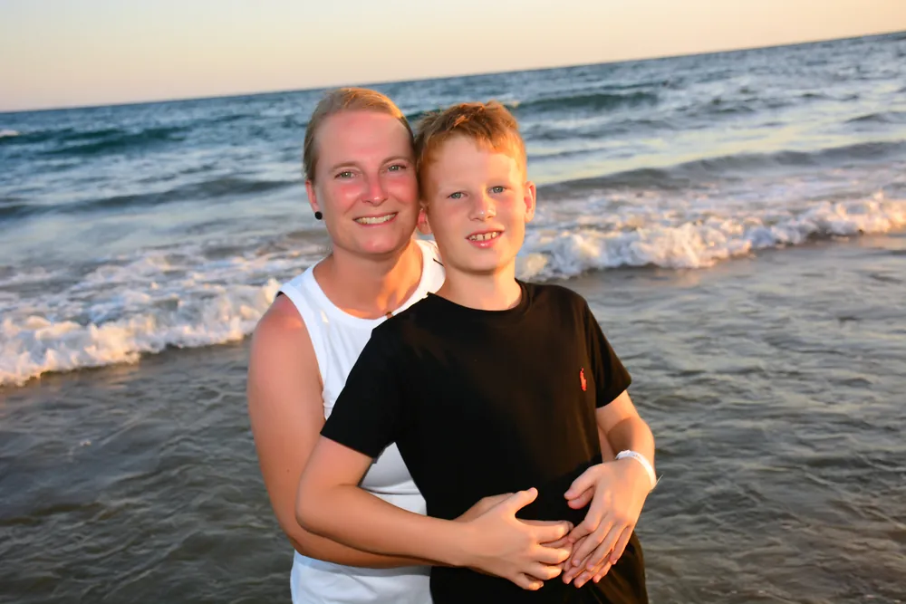 Mutter und Sohn am Meer im Abendlicht