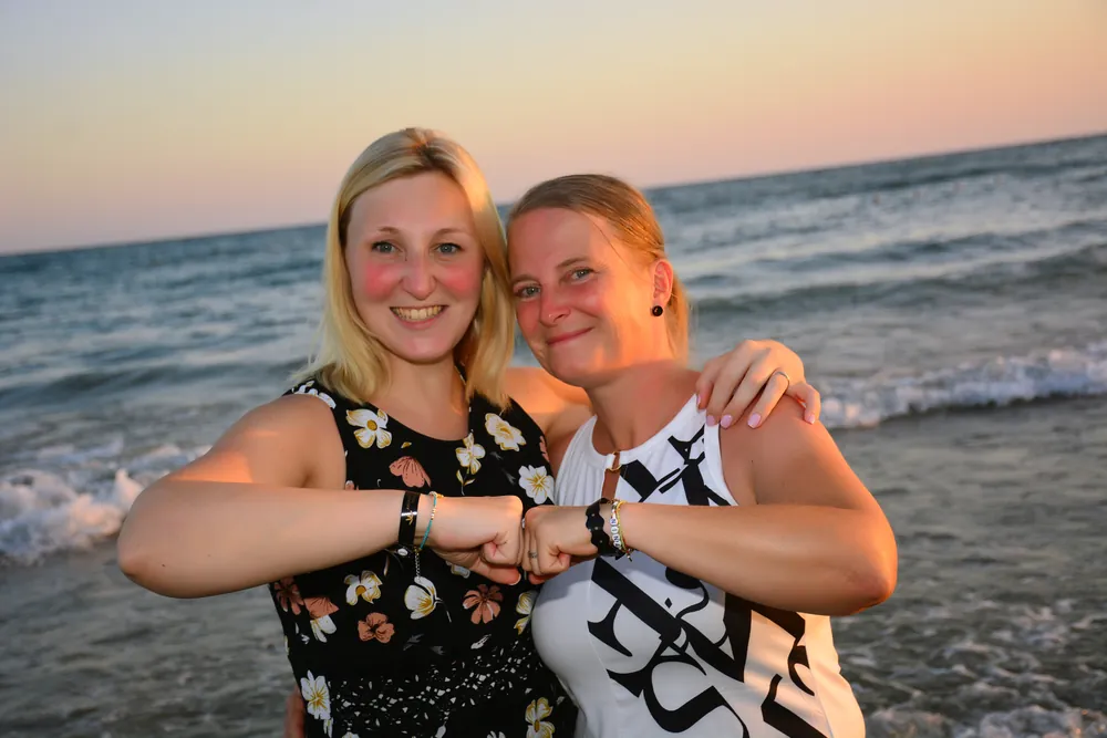 Mutter und Tochter Wange an Wange am Meer