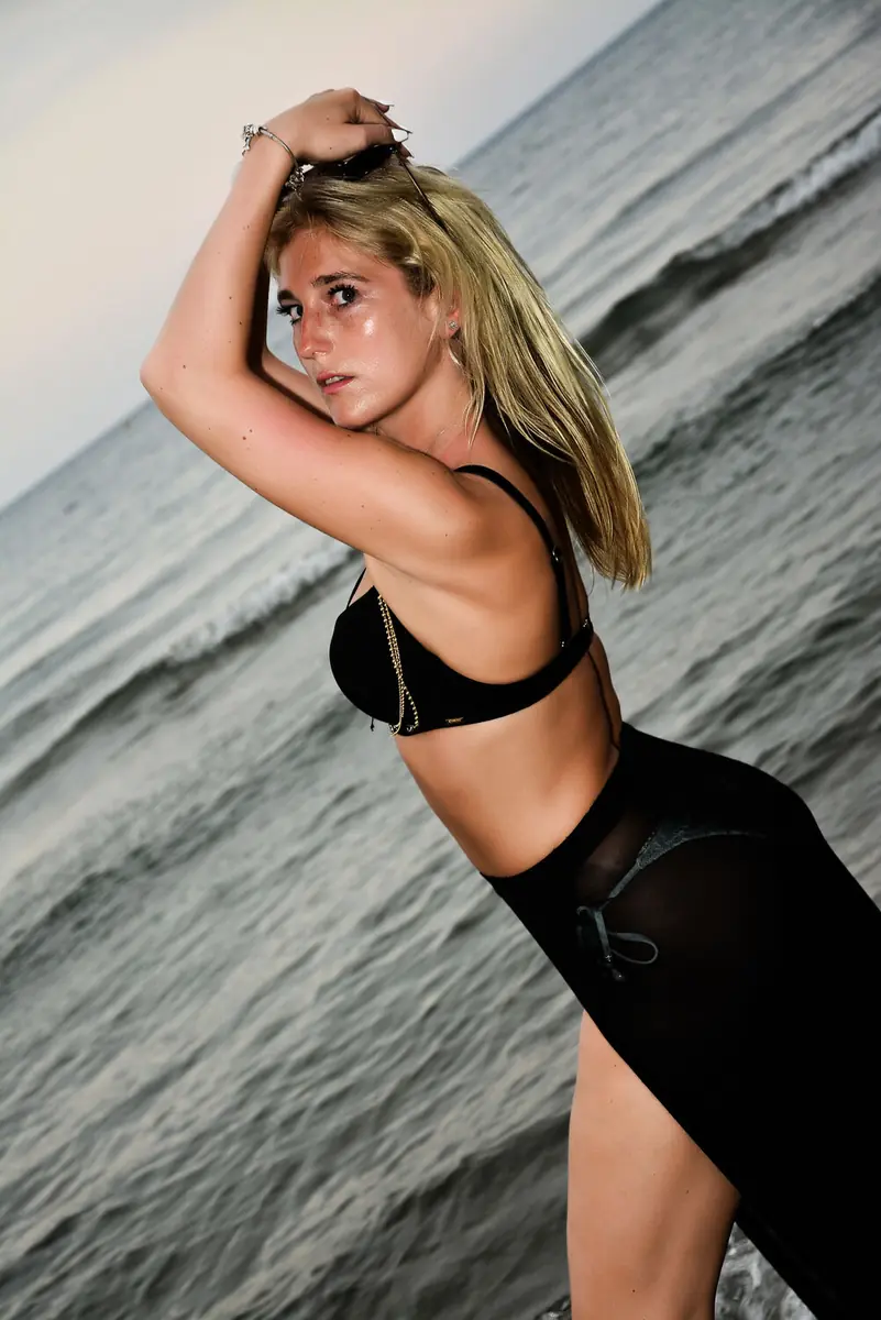 Frau am Meer im Abendlicht